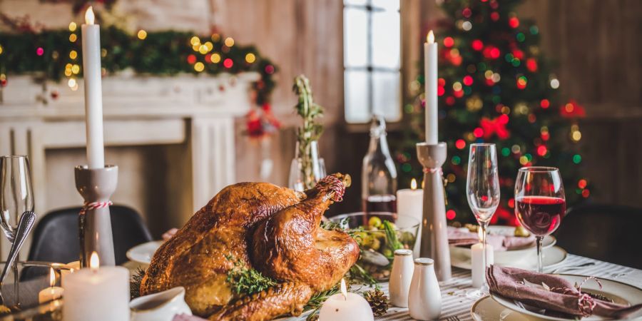 Gänsebraten auf Weihnachtstafel