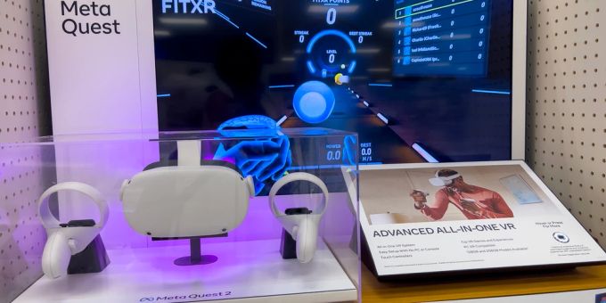 Das Headset von Meta Quest 2 und Quest 3 waren die Verkaufsschlager am Black Friday und Cyber Monday. Tisch Vitrine Headset Quest 2 Informationsschilder