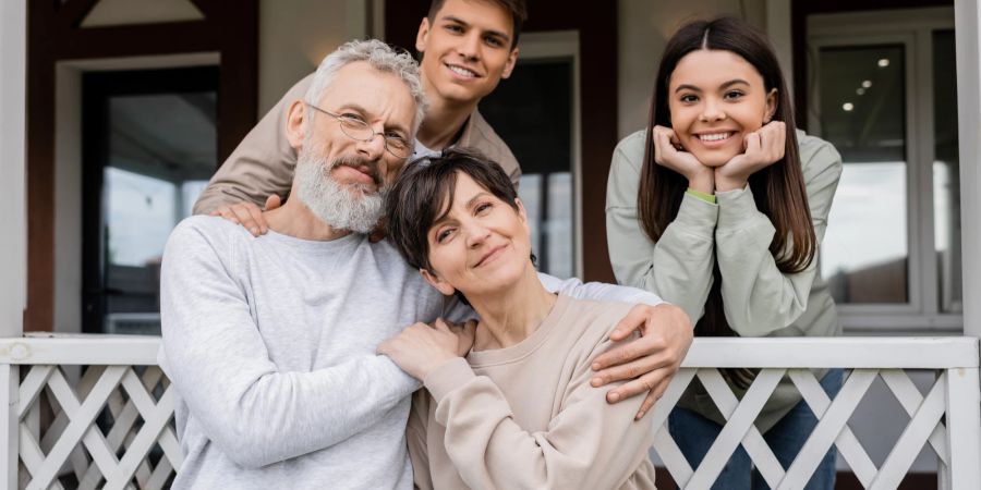 Familie glücklich auf der Terrasse.