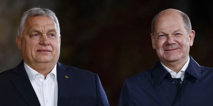 Ungarns Viktor Orban mit Deutschlands Olaf Scholz. EU