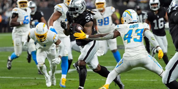 Brandon Bolden (M) von den Las Vegas Raiders auf dem Weg zum Touchdown. NFL