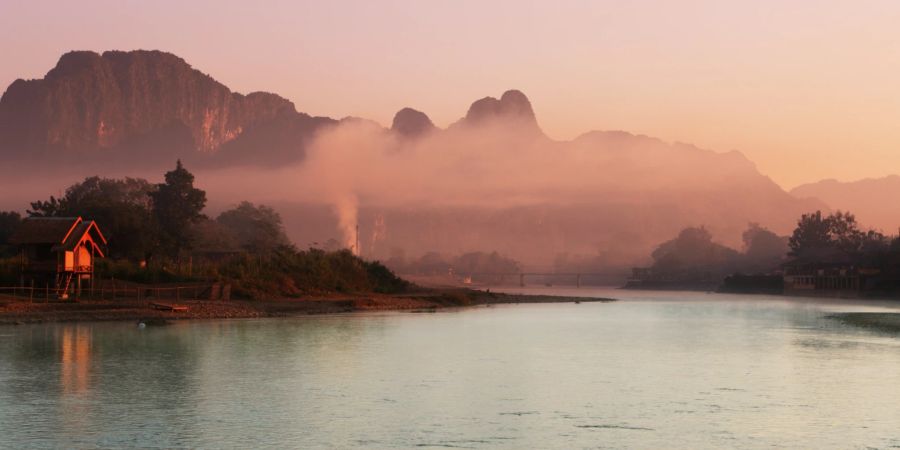 laos nebel über see