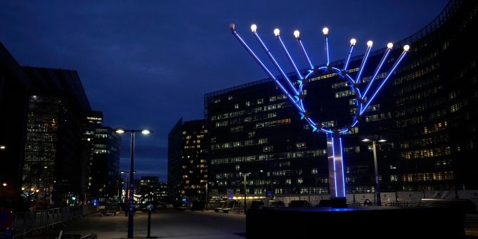 Eine Menora leuchtet vor dem Gebäude des EU-Gipfels. Die Staats- und Regierungschefs der Europäischen Union besprechen bei dem Treffen jüngste Entwicklungen in Russlands Angriffskrieg gegen die Ukraine und weitere Unterstützung der EU für die Ukraine. Eine Menora leuchtet vor dem Gebäude des EU-Gipfels. Die Staats- und Regierungschefs der Europäischen Union besprechen bei dem Treffen jüngste Entwicklungen in Russlands Angriffskrieg gegen die Ukraine und weitere Unterstützung der EU für die Ukraine.