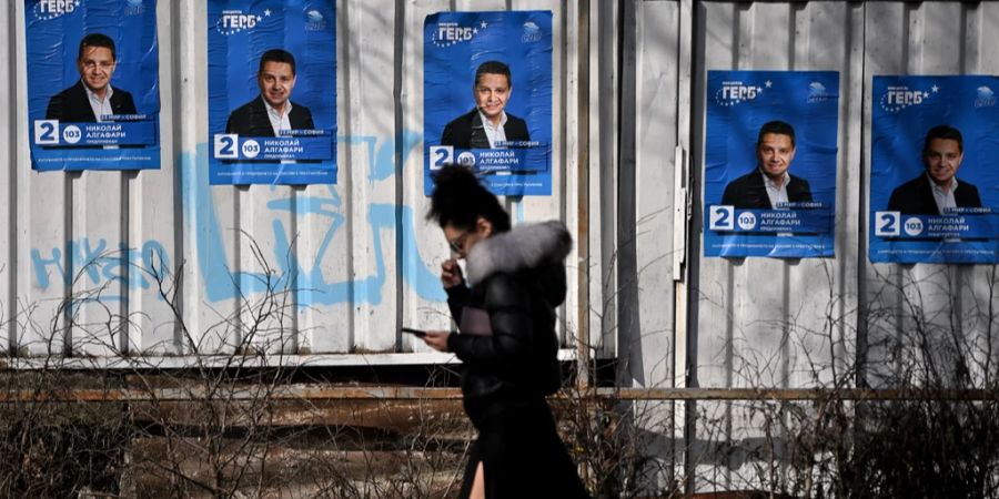 frau vor wahlplakaten