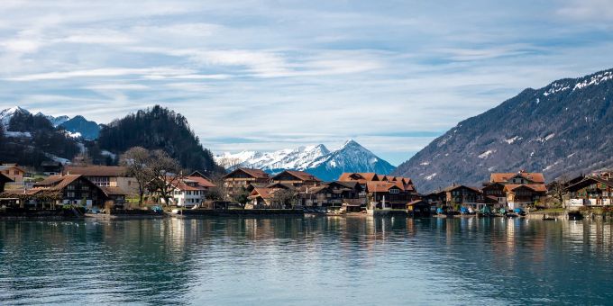 Iseltwald ist ein malerisches Fischerdorf, das idyllisch am Brienzersee und vor einem beeindruckenden Bergpanorama liegt. Iseltwald Brienzersee