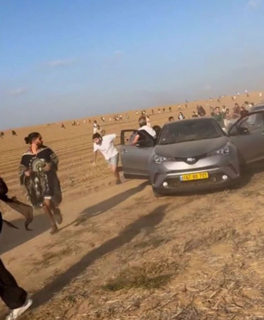 Festivalbesucher in der Negev-Wüste rennen um ihr Leben.