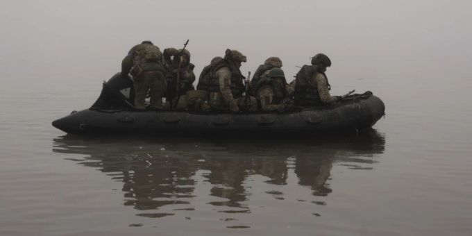 Ukrainische Marineinfanteristen segeln entlang des Flusses Dnipro an der Frontlinie in der Nähe von Cherson, Ukraine, im Oktober 2023.
