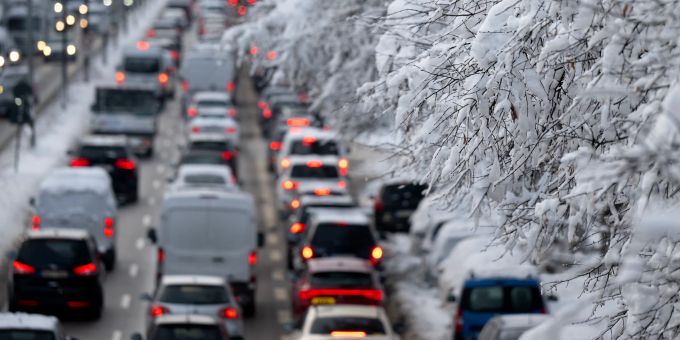 Zahlreiche Autos fahren im Berufsverkehr über den mittleren Ring. Schnee und Eis sorgen auf den Strassen im Süden Bayerns weiterhin für Chaos. Winterwetter in Deutschland - München