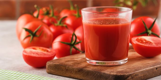 Auch wenn es nicht jedermanns Sache ist: Tomatensaft versorgt uns mit wichtigen Vitaminen. Tomatensaft im Glas.
