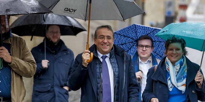 Pascal Broulis (Mitte) freut sich über seine Wahl in den Ständerat. Pascal Broulis (Mitte) freut sich über seine Wahl in den Ständerat.