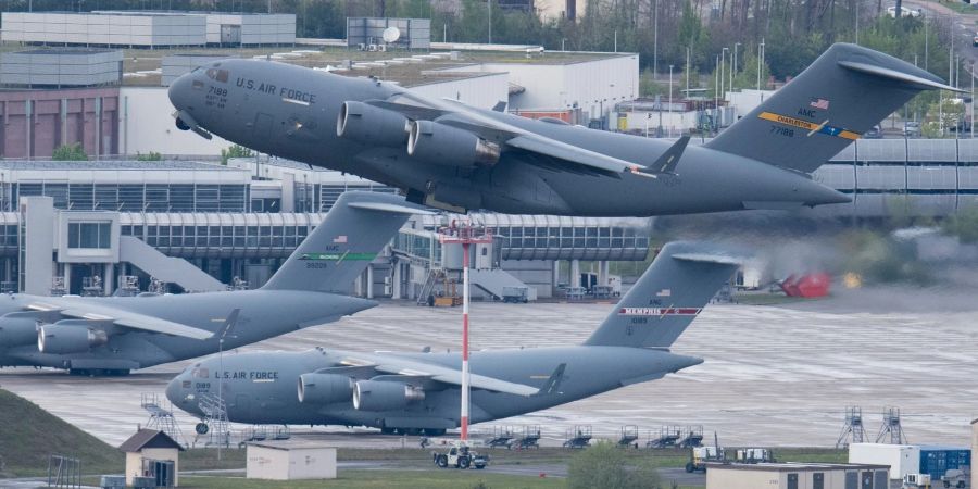 Ein US-Militärtransportflugzeug hebt vom US-Luftwaffenstützpunkt Ramstein ab.