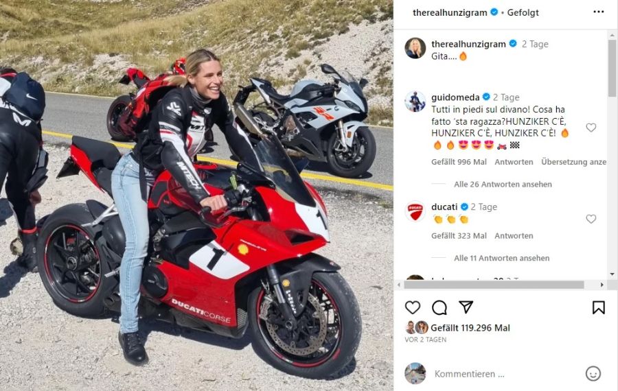 Michelle Hunziker auf einer roten Ducati mit der Nummer eins.