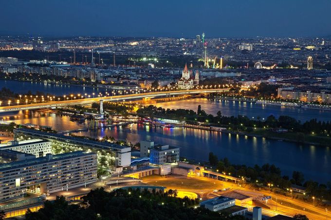 Blick auf Wien bei Nacht. Wien, Österreich