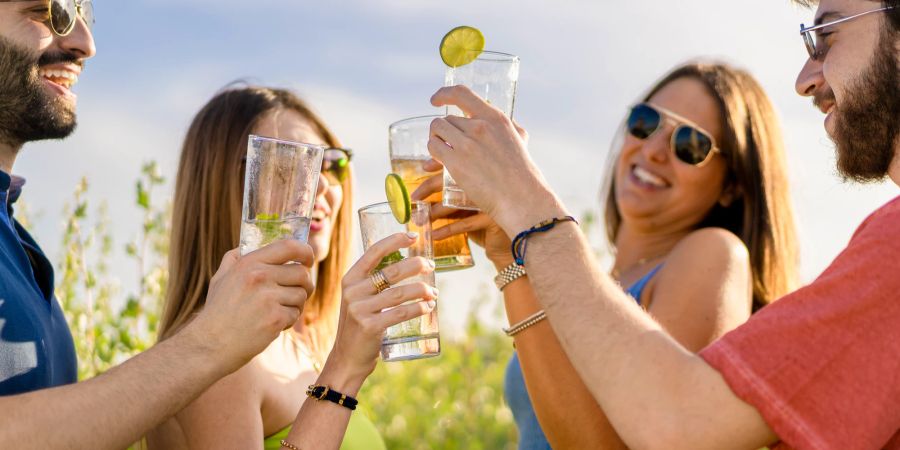 Menschen Getränke Sommer