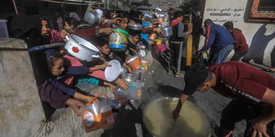 Spendenstelle einer Wohltätigkeitsorganisation, die in Rafah Lebensmittel an Palästinenser verteilt.