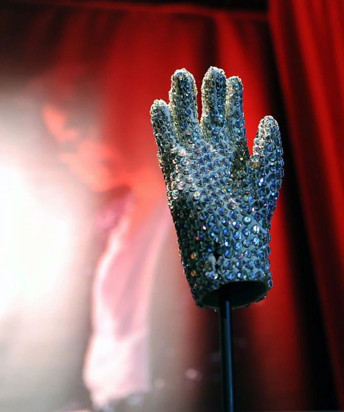 Michael Jacksons Handschuh – der gehört nun Reto Hanselmann. Michael Jackson Reto Hanselmann