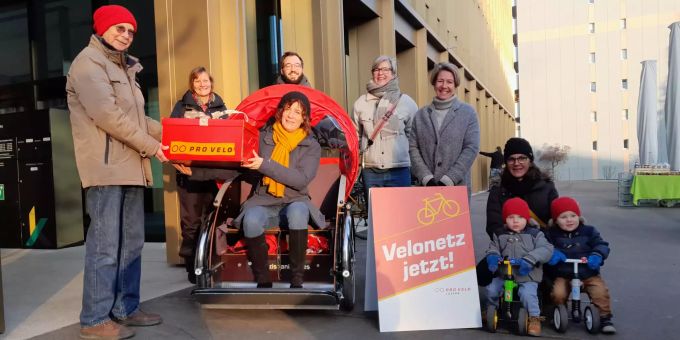 Von Links nach rechts: Bernhard Stadelmann, Katharina Odermatt, Krienser Stadtschreiberin Karin Schuhmacher mit Weihnachtsgeschenk, Diego Bienz, Pia Engler, Michèle Albrecht, Manuela Sidler sowie Maël und Yaro.