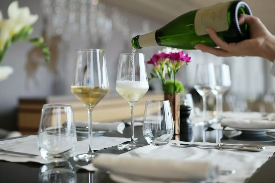gedeckter Tisch Champagnergläser