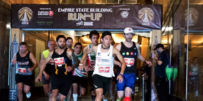 Die Teilnehmer des Empire State Building Treppenlauf mit dem Gewinner Wai Ching Soh (in weiss). Treppenlauf