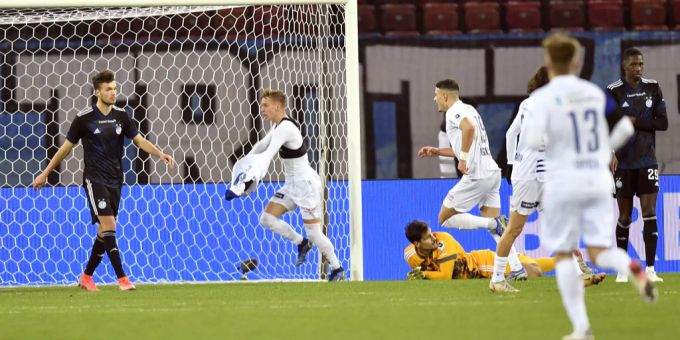 Nikola Cumic schiesst das 1:1 für den FC Luzern und zieht sein Trikot aus. FC Luzern