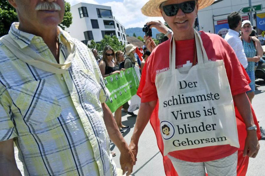 Coronamassnahmen-Gegner an einer Demonstration in Zug am Sonntag, 13. Juni 2021.