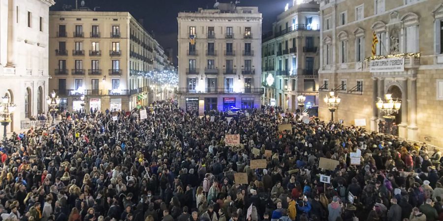 Demonstranten protestieren gegen die Verwendung des Covid-Passes. Mindestens 2.000 Menschen haben gegen die Verwendung des Covid-Passes demonstriert, der eine Impfung bescheinigt und für den Zugang zu Bars, Restaurants, Fitnessstudios und Nachtlokalen in Katalonien vorgeschrieben ist. Foto: Lorena Sopêna/EUROPA PRESS/dpa