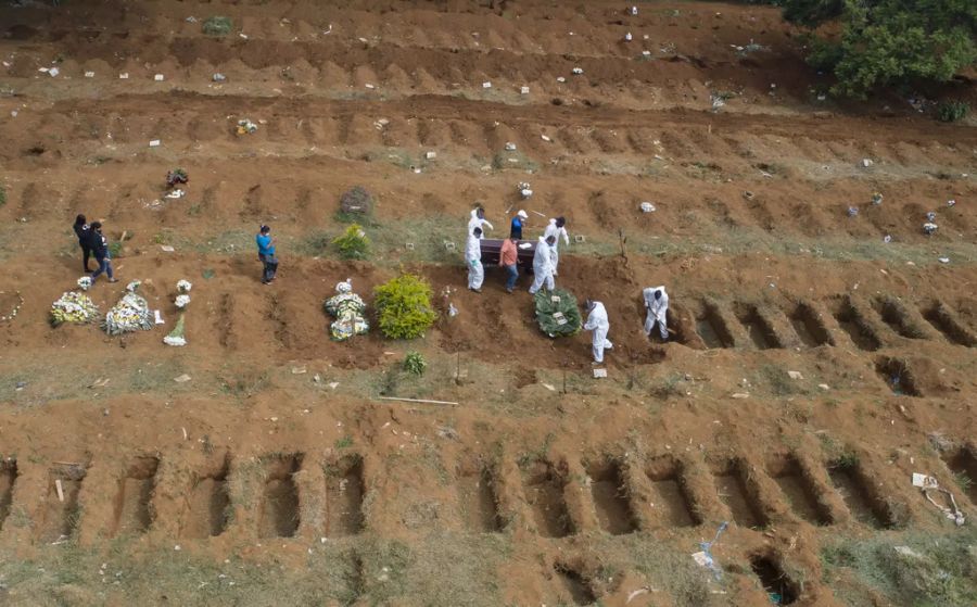 Friedhof-Mitarbeiter in Sao Paulo kümmern sich um Corona-Tote.