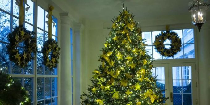 Der Gold Star Tree im Weissen Haus. Foto: Evan Vucci/AP/dpa Der Gold Star Tree im Weissen Haus. Foto: Evan Vucci/AP/dpa