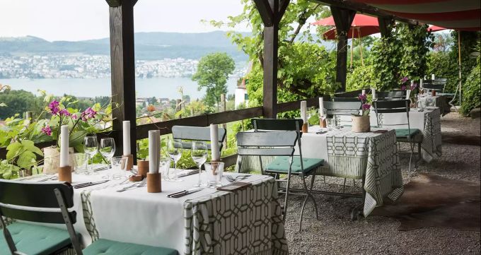 Der Garten des Restaurant Buech in Herrliberg ZH. Restaurant Buech