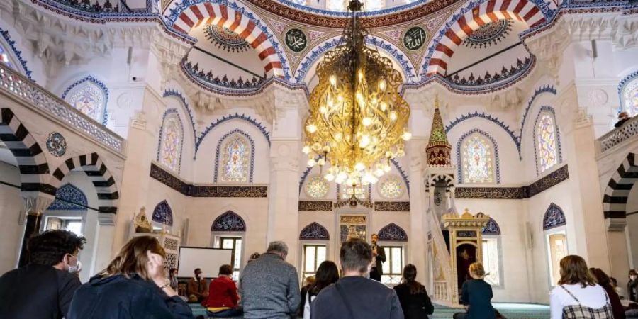 Der Tag der offenen Moschee wird jährlich am Tag der deutschen Einheit begangen - 2021 nun zum 25. Mal. Foto: Fabian Sommer/dpa
