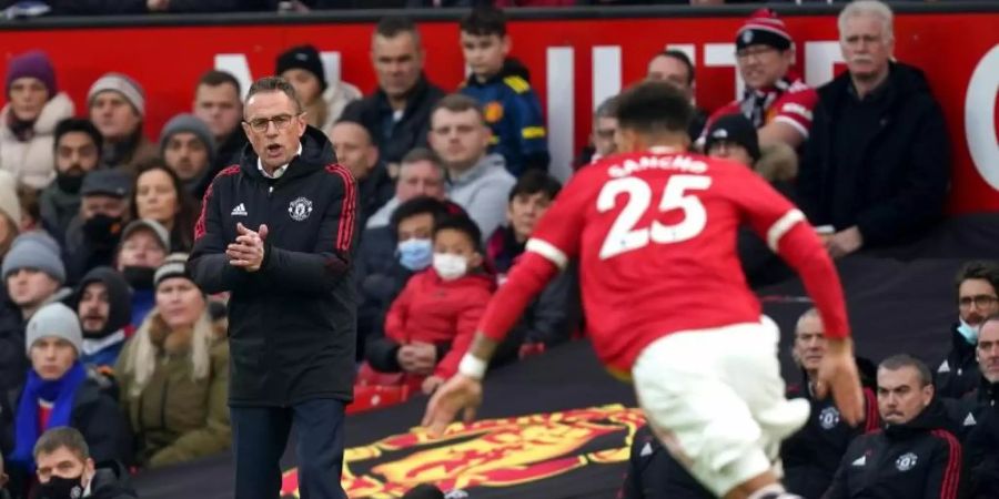 United-Trainer Ralf Rangnick ist von der Stimmung im Old Trafford begeistert. Foto: Martin Rickett/PA Wire/dpa