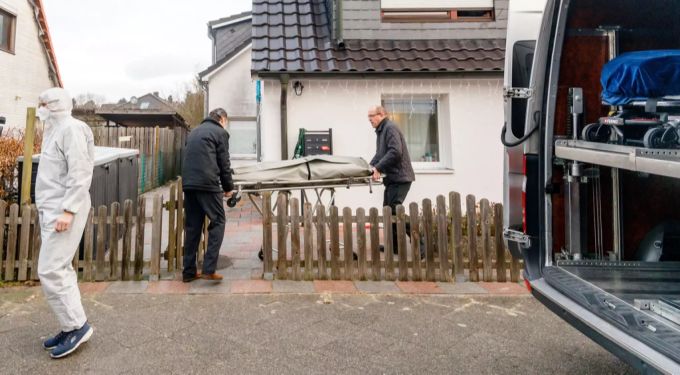 Eine Opfer wird vom Tatort wegtransportiert. tatort opfer