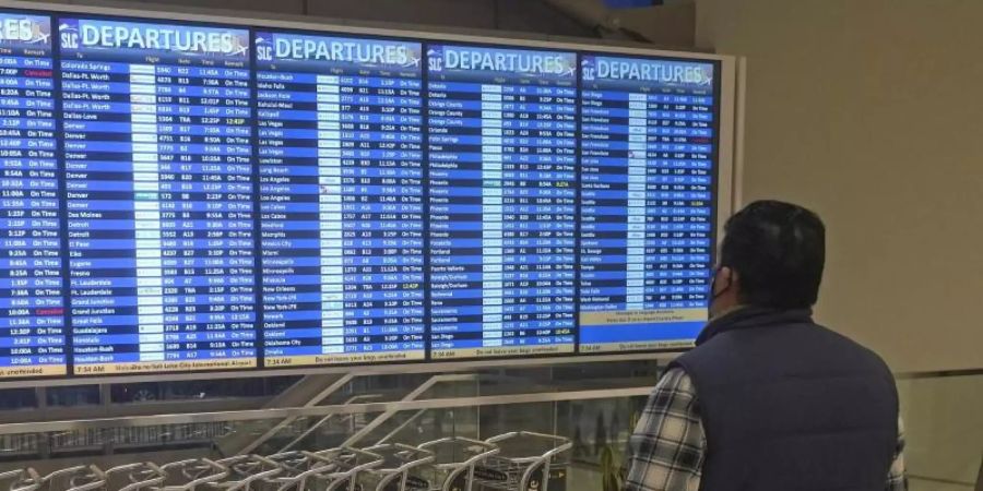 Wegen der Omikron-Variante haben mehrere US-Airlines Berichten zufolge zahlreiche Verbindungen an den Weihnachtsfeiertagen gestrichen. Foto: Rick Bowmer/AP/dpa