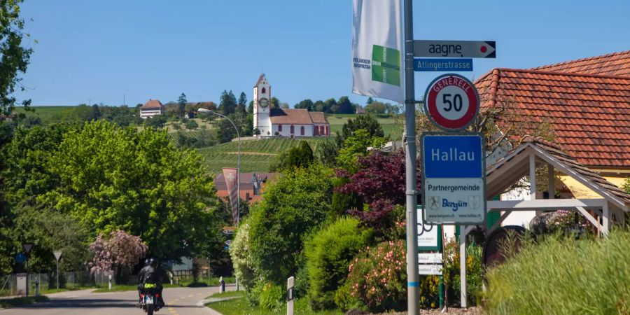 Einfahrtsstrasse Richtung der Gemeinde Hallau.