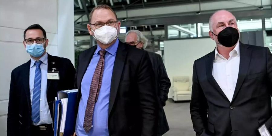 René Klemmer (l-r), Frank Werneke und Ulrich Silberbach treffen in Potsdam ein. Ver.di führt die Tarifverhandlungen gemeinsam mit den DGB-Gewerkschaften GdP, GEW und IG BAU sowie in einer Verhandlungsgemeinschaft mit dem dbb beamtenbund und tarifunion. Foto: Britta Pedersen/dpa-Zentralbild/dpa