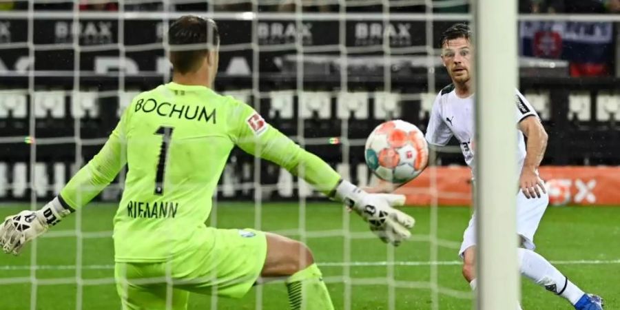 Mönchengladbachs Jonas Hofmann trifft zum zwischenzeitlichen 2:0. Foto: Federico Gambarini/dpa