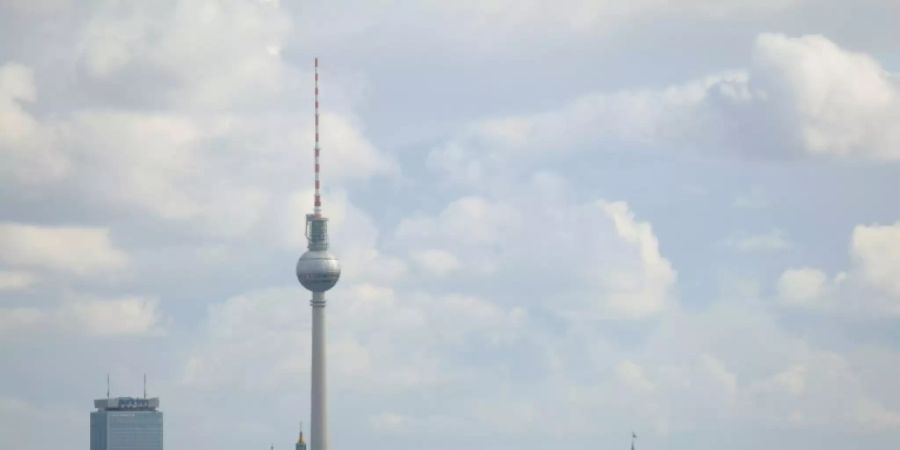 Berlin-Panorama mit Fernsehturm am Alexanderplatz