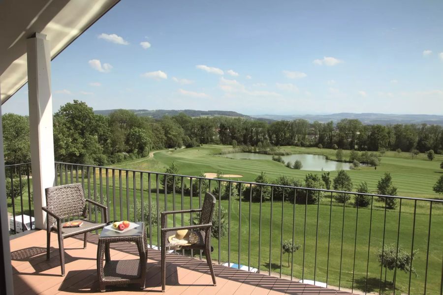 Blick von einem Balkon des Wellnesshotels Golfpanorama in Lipperswil TG auf den Golfplatz.