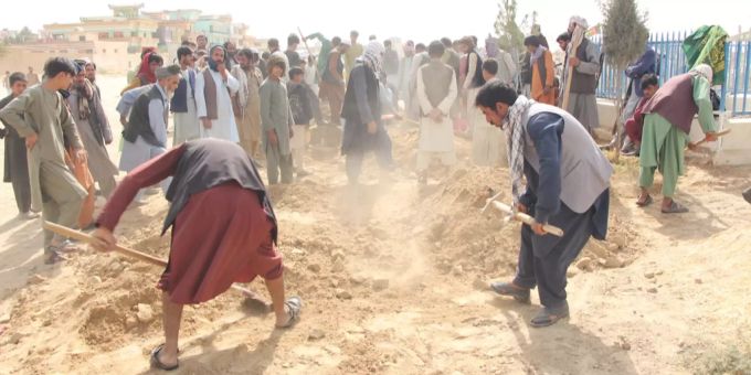 Angehörige begraben die Opfer des Angriffs auf die Moschee in Kunduz. kunduz