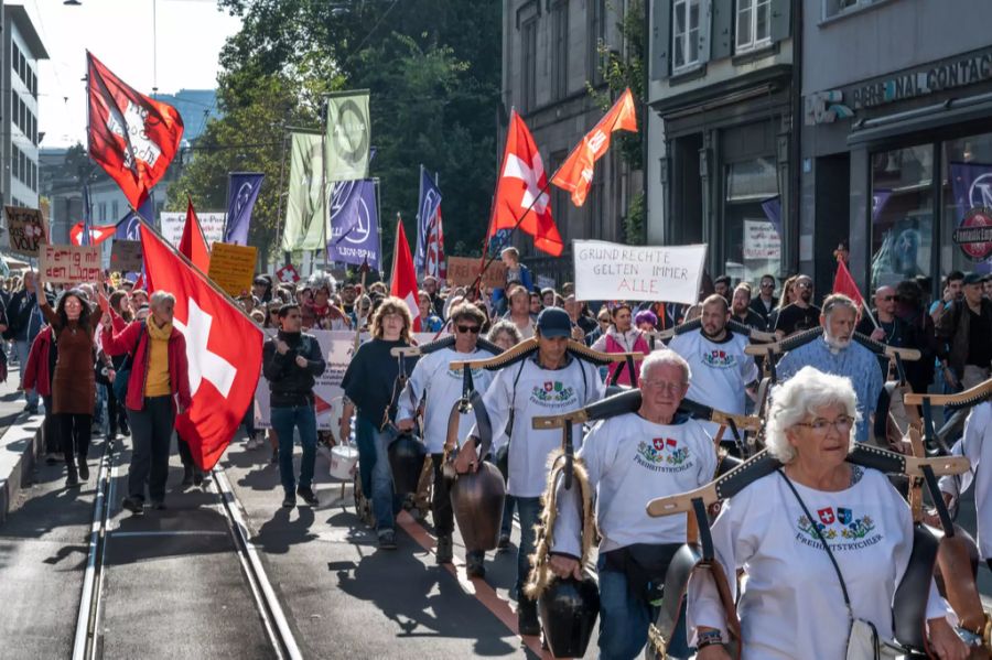 Freiheitstrychler und andere Demonstranten protestierten am 9. Oktober 2021 in Basel gegen die Corona-Massnahmen des Bundes.