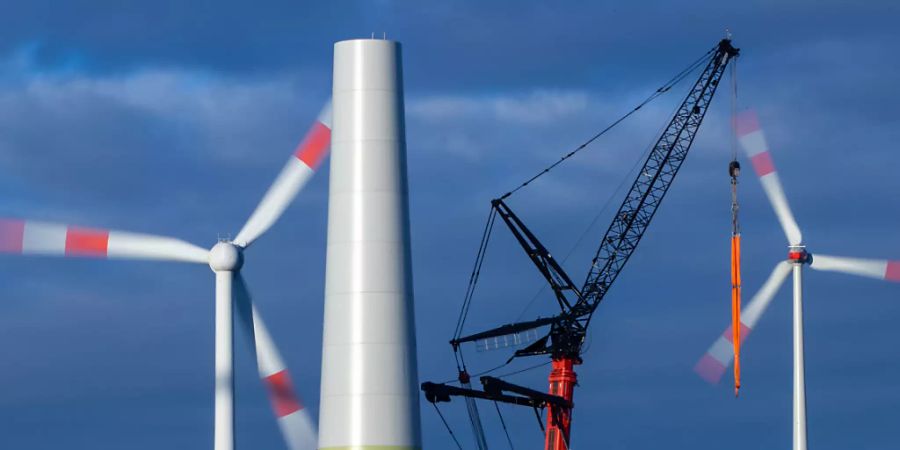 ARCHIV - Der Turm für eine neue Windkraftanlage wird in einem bestehenden Windpark in der Nähe von Wismar errichtet. Foto: Jens Büttner/dpa-Zentralbild/dpa