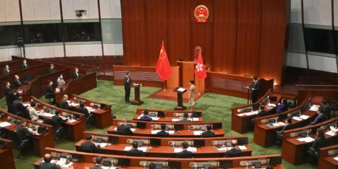 Pro-Peking - Hongkonger Legislativrat nach umstrittener Wahl vereidigt