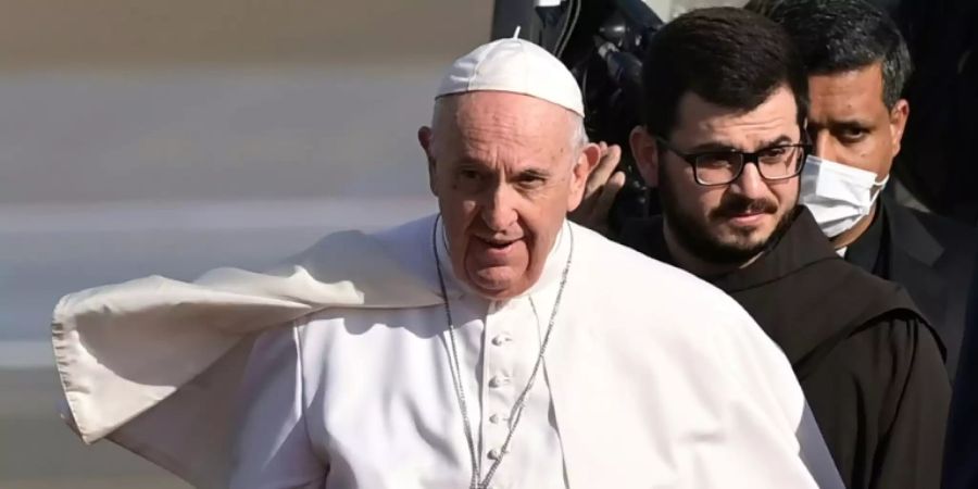 Papst Franziskus am Athener Flughafen