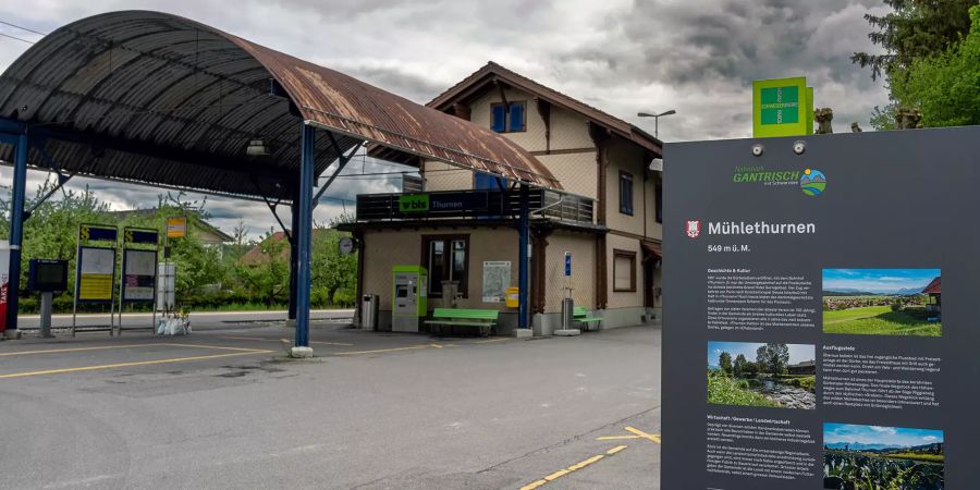 BLS Bahnhof Thurnen mit Postautohaltestelle.