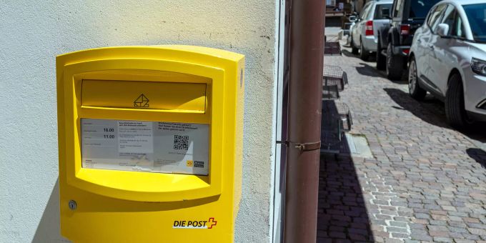 Briefkasten der Post in Erlach.