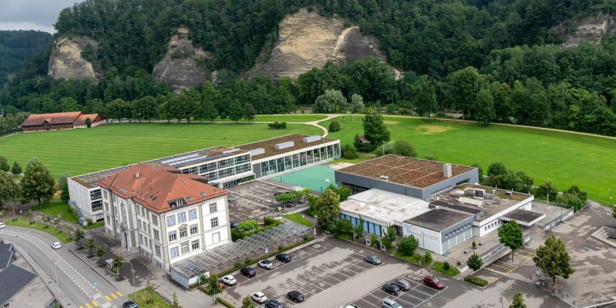 Links das Pestalozzi Schulhaus, vorne das Hallenbad und hinten die Schützenmatte in Burgdorf.