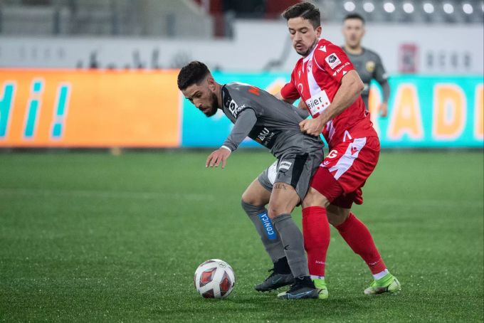 Thuns Miguel Castroman (r.) im Duell mit Schaffhausens Agustin Gonzalez in der Challenge League. Challenge League
