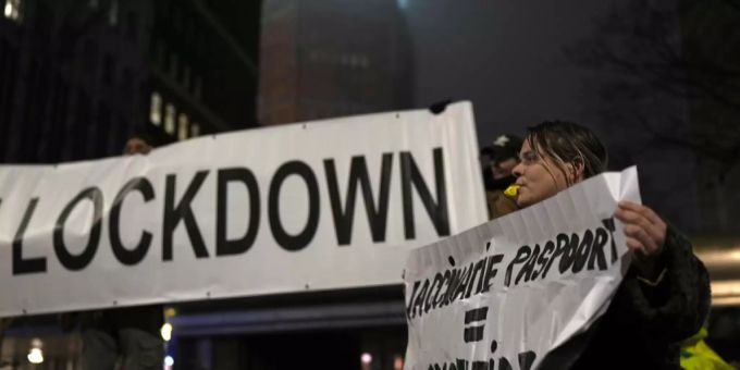 In den Niederlanden ist angesichts der sich schnell verbreitenden Omikron-Variante des Coronavirus ein harter Lockdown in Kraft getreten. Lockdown Niederlande