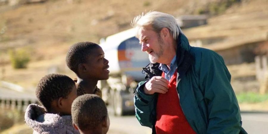 ARD-Reporter Gerd Ruge (r), spricht mit jungen Hirten. Die Sendung "Gerd Ruge unterwegs - Durch den Süden Afrikas" wurde im Dezember 2001 ausgestrahlt. Foto: Irmgard Eichner-Ruge/WDR/dpa