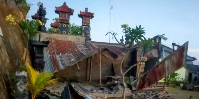 Eingestürztes Gebäude auf nach Erdbeben auf Bali Eingestürztes Gebäude auf nach Erdbeben auf Bali